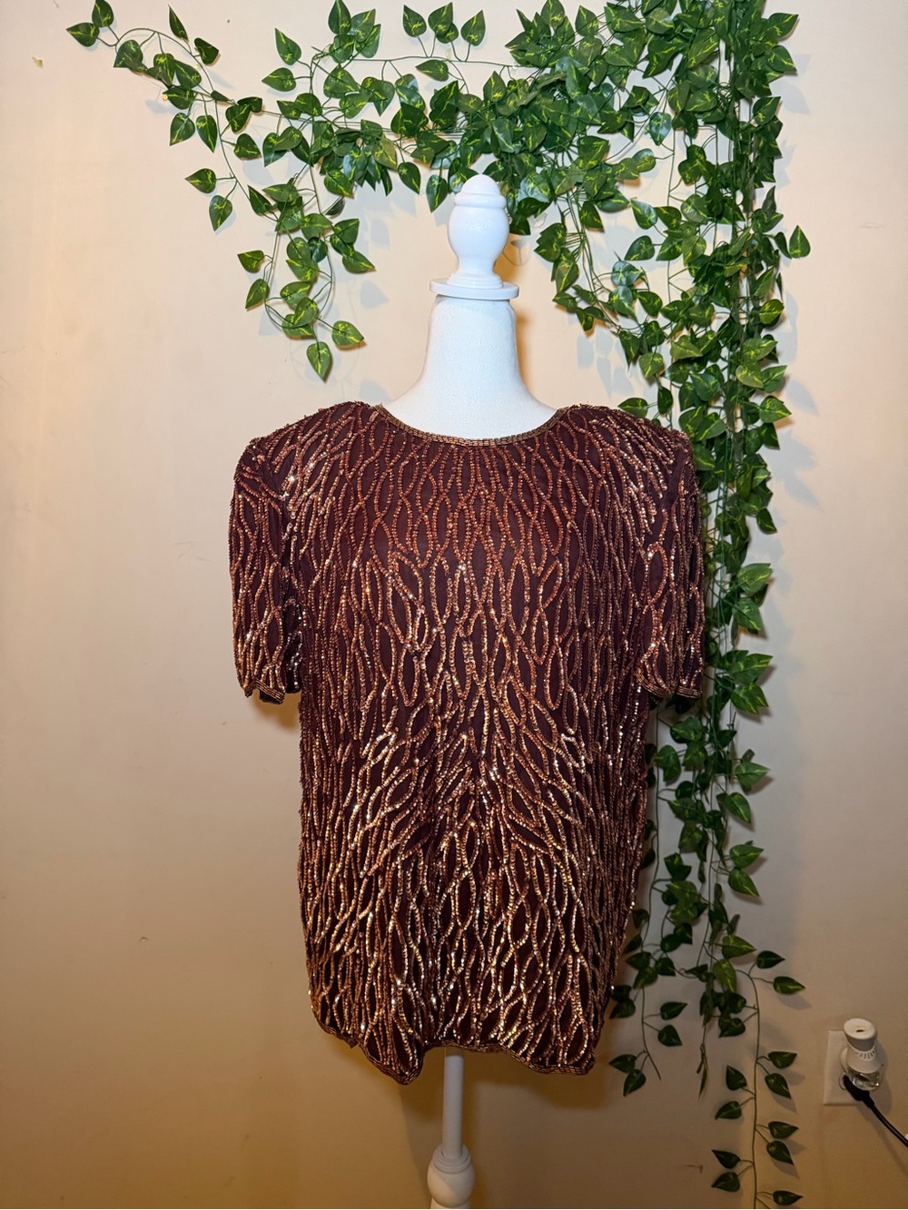 VINTAGE JEWEL QUEEN Metallic Burgundy Short Sleeve Beaded Top